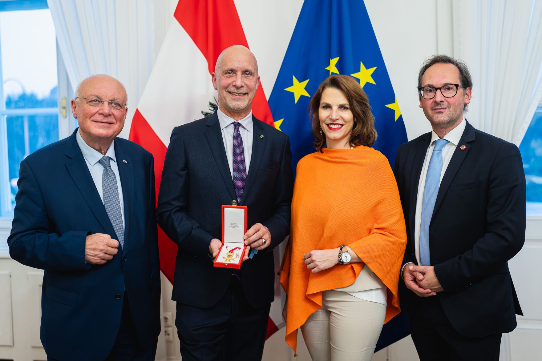 Am 6. November 2024 &uuml;berreichte Bundesministerin Karoline Edtstadler (m.r.) das Goldene Verdienstzeichen der Republik &Ouml;sterreich an Vinzenz Stimpfl-Abele (m.l.).