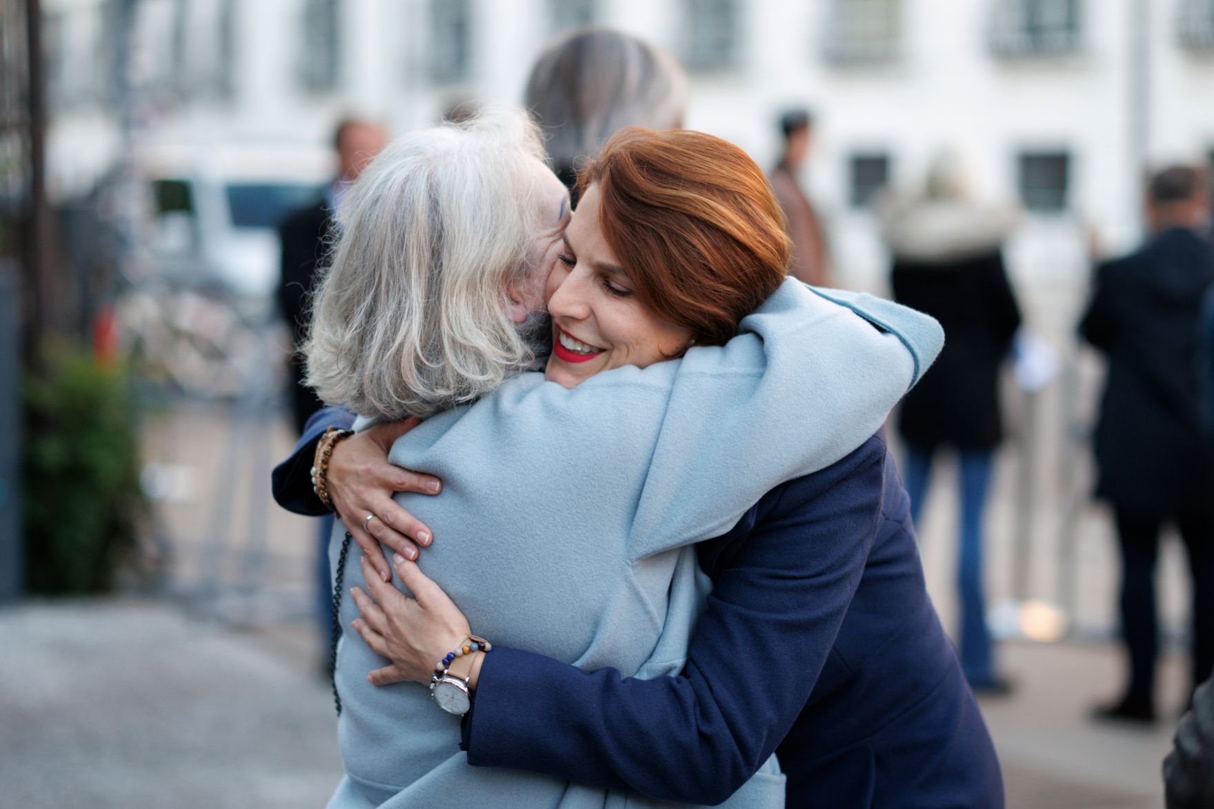 Am 7. Oktober 2024 nahm Bundesministerin Karoline Edtstadler (r.) an einer Gedenkveranstaltung der Israelitischen Kultusgemeinde teil.