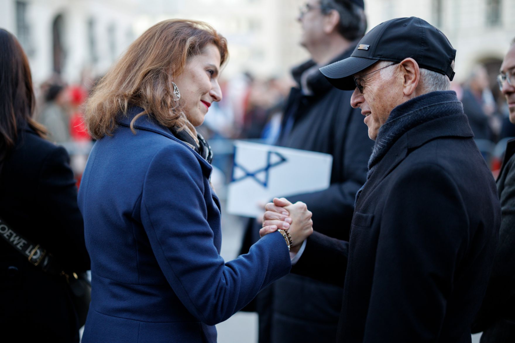 Am 7. Oktober 2024 nahm Bundesministerin Karoline Edtstadler (l.) an einer Gedenkveranstaltung der Israelitischen Kultusgemeinde teil.
