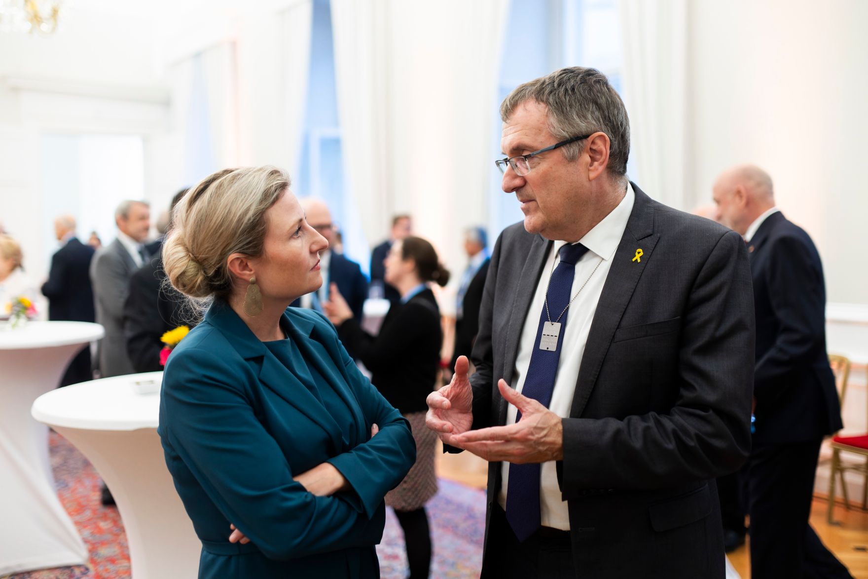 Am 9. Oktober 2024 gab Bundesministerin Karoline Edtstadler gemeinsam mit Bundesministerin Susanne Raab (l.) einen Abendempfang zum j&uuml;dischen Neujahrstag &quot;Rosch ha-Schana&quot; im Bundeskanzleramt.