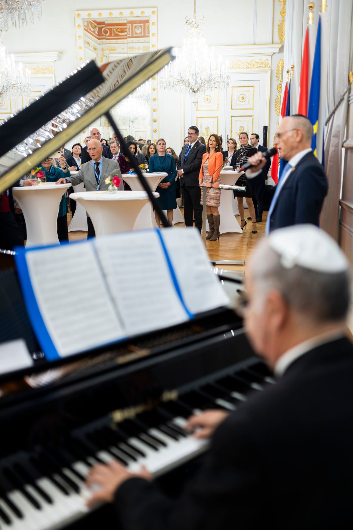 Am 9. Oktober 2024 gab Bundesministerin Karoline Edtstadler (m.r.) gemeinsam mit Bundesministerin Susanne Raab (m.l.) einen Abendempfang zum j&uuml;dischen Neujahrstag &quot;Rosch ha-Schana&quot; im Bundeskanzleramt. Im Bild mit dem Pr&auml;sident des IKG Oskar Deutsch (m.).