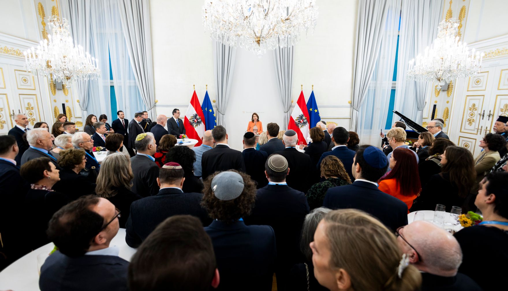 Am 9. Oktober 2024 gab Bundesministerin Karoline Edtstadler (m.) gemeinsam mit Bundesministerin Susanne Raab einen Abendempfang zum j&uuml;dischen Neujahrstag &quot;Rosch ha-Schana&quot; im Bundeskanzleramt.
