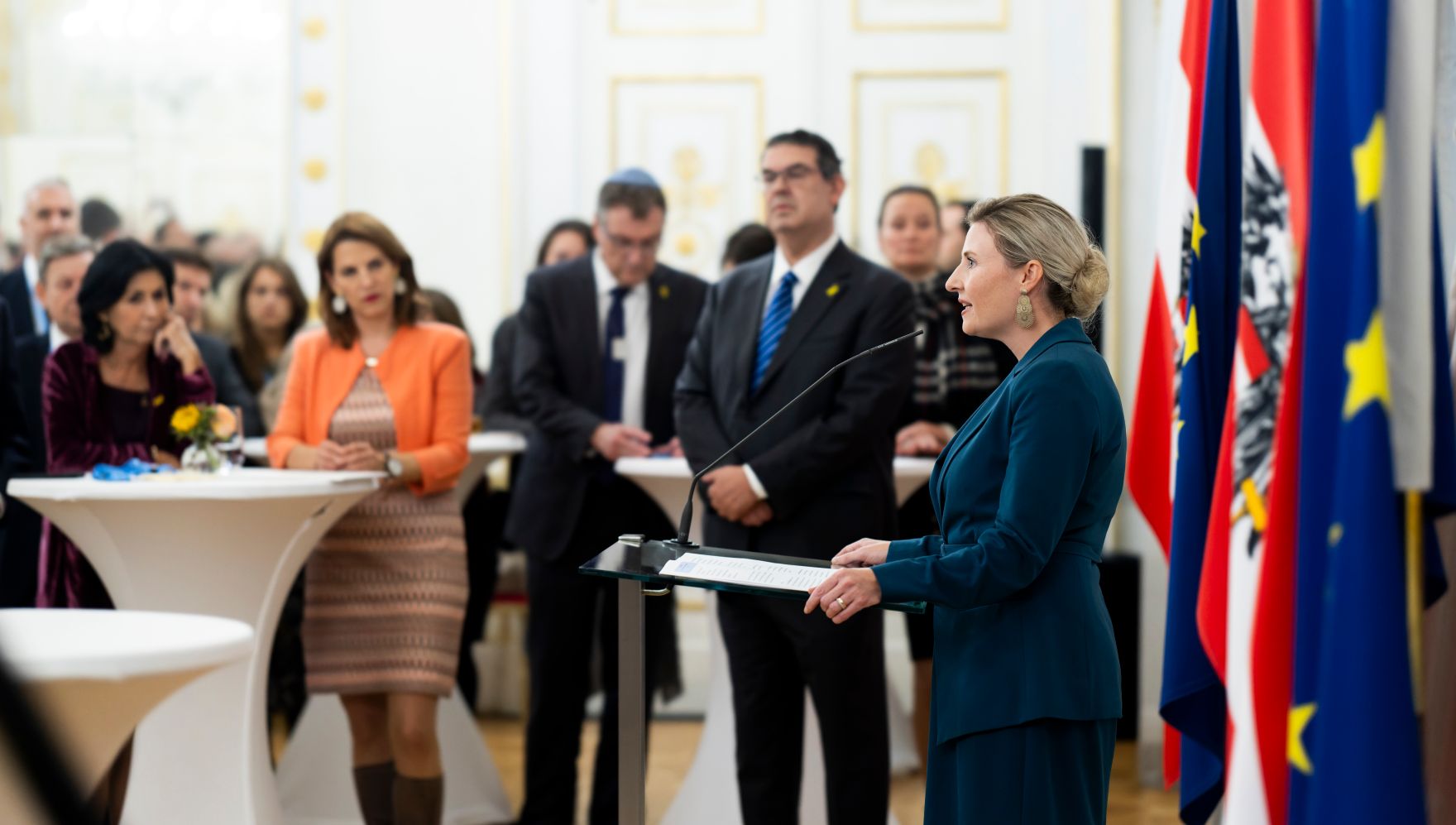 Am 9. Oktober 2024 gab Bundesministerin Karoline Edtstadler (2.v.l.) gemeinsam mit Bundesministerin Susanne Raab (r.) einen Abendempfang zum j&uuml;dischen Neujahrstag &quot;Rosch ha-Schana&quot; im Bundeskanzleramt. Im Bild mit dem Pr&auml;sident des IKG Oskar Deutsch (2.v.r.).