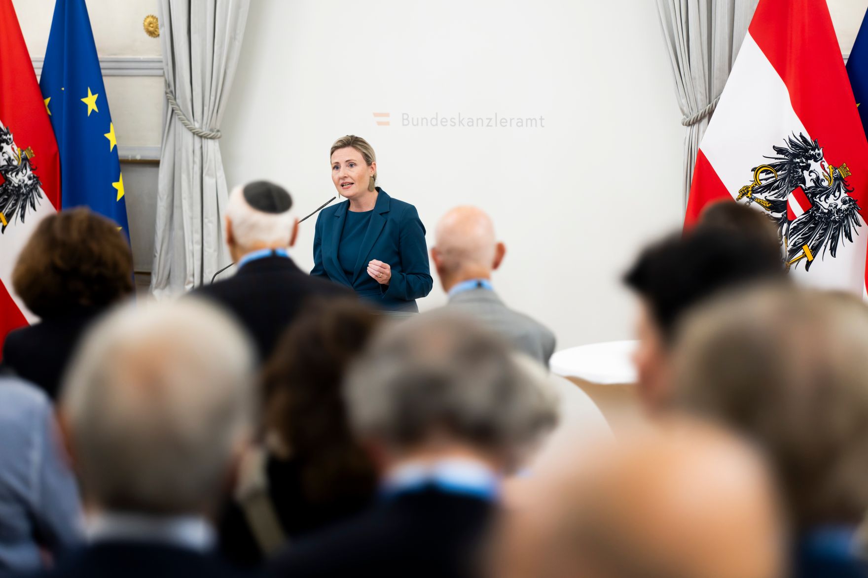 Am 9. Oktober 2024 gab Bundesministerin Karoline Edtstadler gemeinsam mit Bundesministerin Susanne Raab (m.l.) einen Abendempfang zum j&uuml;dischen Neujahrstag &quot;Rosch ha-Schana&quot; im Bundeskanzleramt.