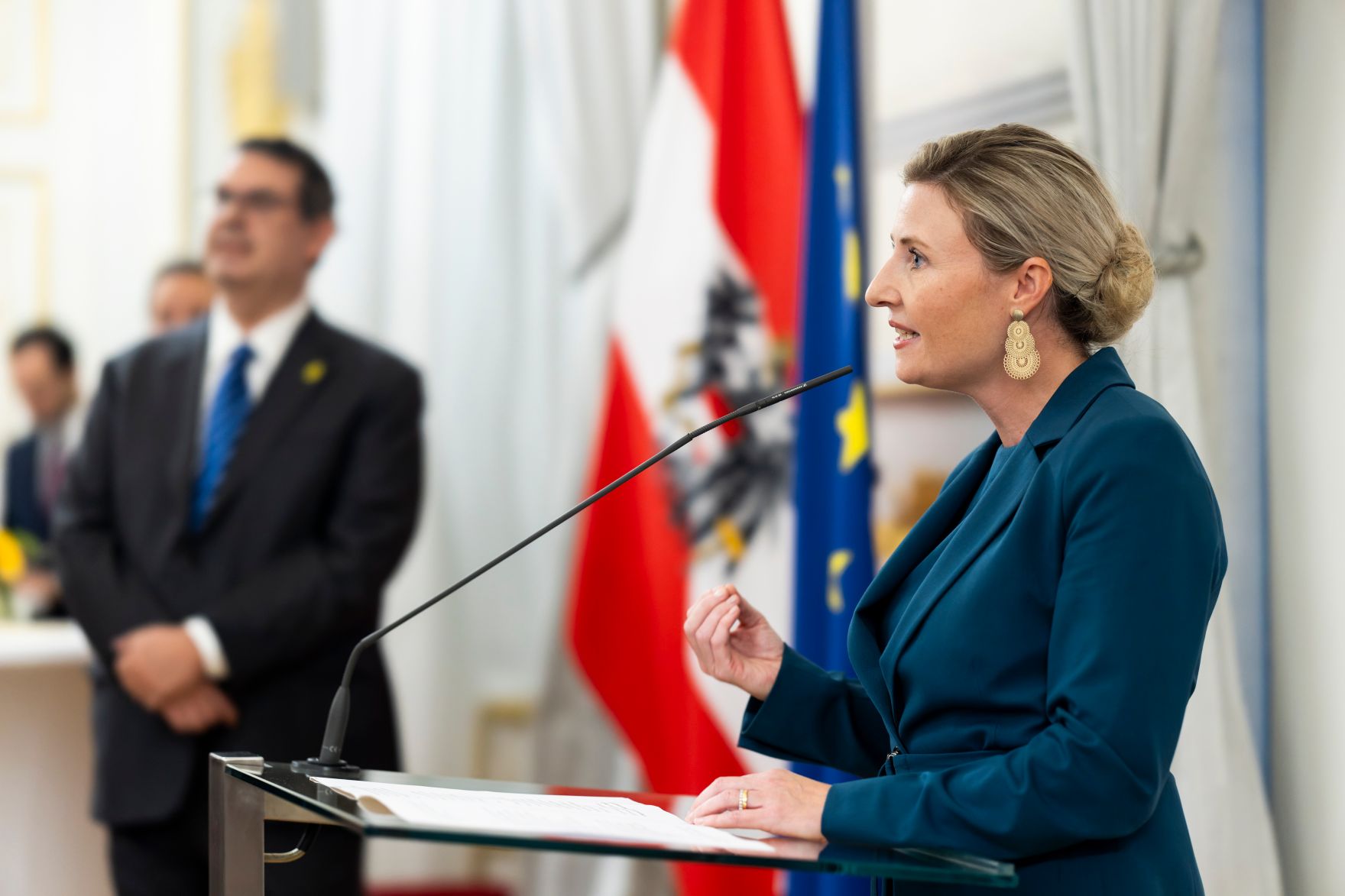 Am 9. Oktober 2024 gab Bundesministerin Karoline Edtstadler gemeinsam mit Bundesministerin Susanne Raab (im Bild) einen Abendempfang zum j&uuml;dischen Neujahrstag &quot;Rosch ha-Schana&quot; im Bundeskanzleramt.