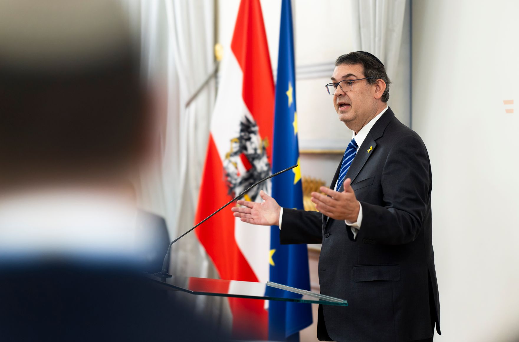 Am 9. Oktober 2024 gab Bundesministerin Karoline Edtstadler gemeinsam mit Bundesministerin Susanne Raab einen Abendempfang zum j&uuml;dischen Neujahrstag &quot;Rosch ha-Schana&quot; im Bundeskanzleramt. Im Bild mit dem Pr&auml;sident des IKG Oskar Deutsch (im Bild).