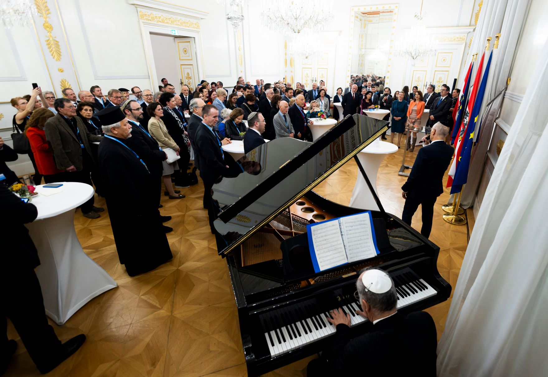 Am 9. Oktober 2024 gab Bundesministerin Karoline Edtstadler gemeinsam mit Bundesministerin Susanne Raab einen Abendempfang zum j&uuml;dischen Neujahrstag &quot;Rosch ha-Schana&quot; im Bundeskanzleramt.