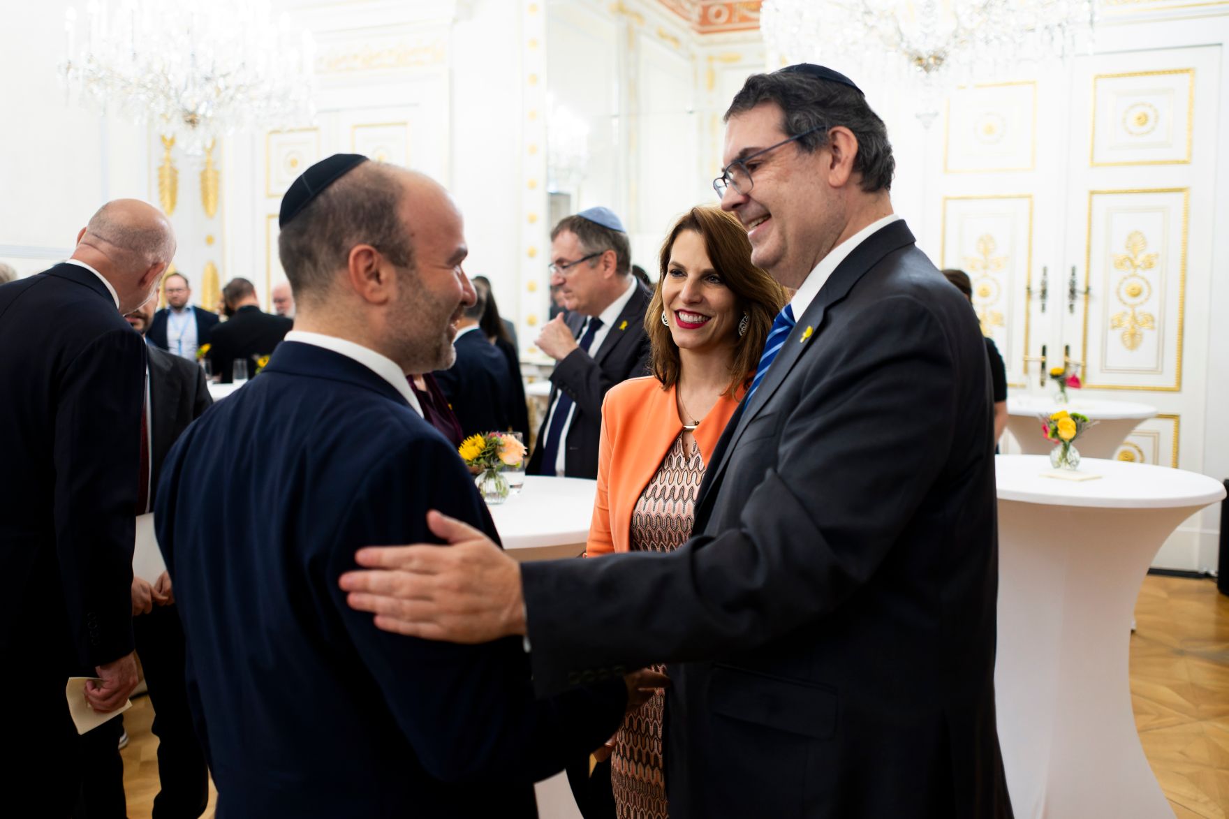 Am 9. Oktober 2024 gab Bundesministerin Karoline Edtstadler (m.) gemeinsam mit Bundesministerin Susanne Raab einen Abendempfang zum j&uuml;dischen Neujahrstag &quot;Rosch ha-Schana&quot; im Bundeskanzleramt. Im Bild mit dem Pr&auml;sident des IKG Oskar Deutsch (r.).