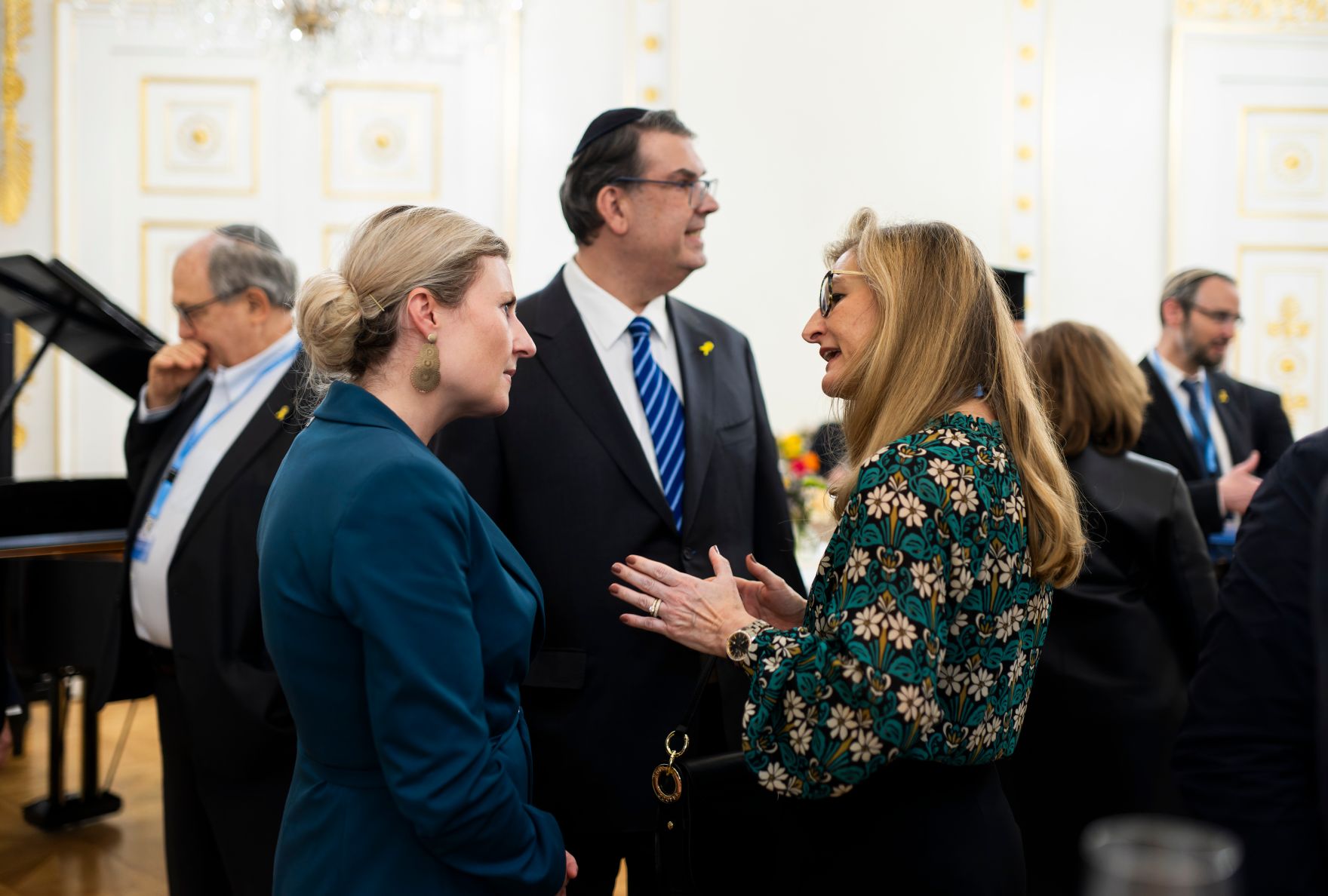 Am 9. Oktober 2024 gab Bundesministerin Karoline Edtstadler (l.) gemeinsam mit Bundesministerin Susanne Raab einen Abendempfang zum j&uuml;dischen Neujahrstag &quot;Rosch ha-Schana&quot; im Bundeskanzleramt. Im Bild mit dem Pr&auml;sident des IKG Oskar Deutsch (m.).