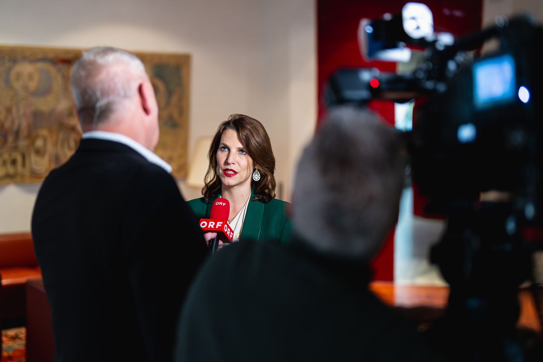 Am 14. Oktober 2024 nahm Bundesministerin Karoline Edtstadler (m.) am Westbalkan-Gipfel in Berlin teil. Im Bild im Anschluss beim Interview durch den ORF.
