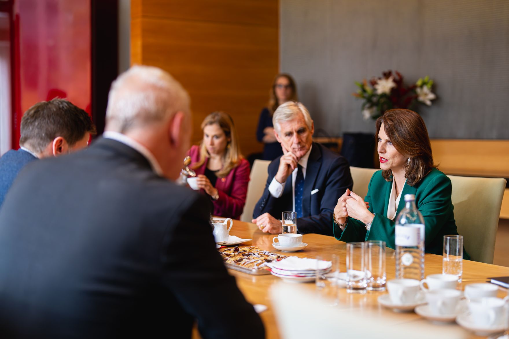 Am 14. Oktober 2024 nahm Bundesministerin Karoline Edtstadler (r.) am Westbalkan-Gipfel in Berlin teil. Im Bild beim Arbeitsgespr&auml;ch mit dem Vizeministerpr&auml;sidenten von Italien, Antonio Tajani (l.).