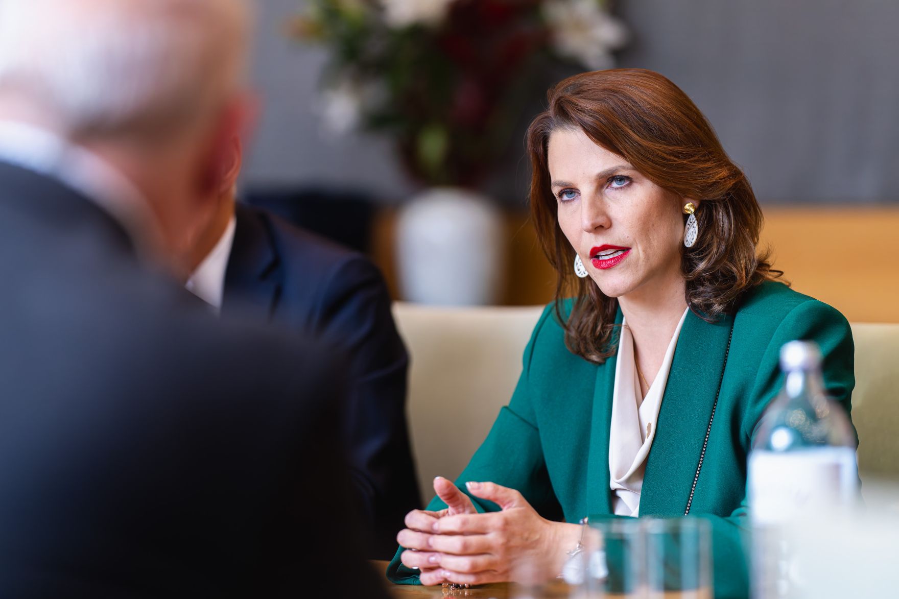 Am 14. Oktober 2024 nahm Bundesministerin Karoline Edtstadler (r.) am Westbalkan-Gipfel in Berlin teil. Im Bild beim Arbeitsgespr&auml;ch mit dem Vizeministerpr&auml;sidenten von Italien, Antonio Tajani (l.).