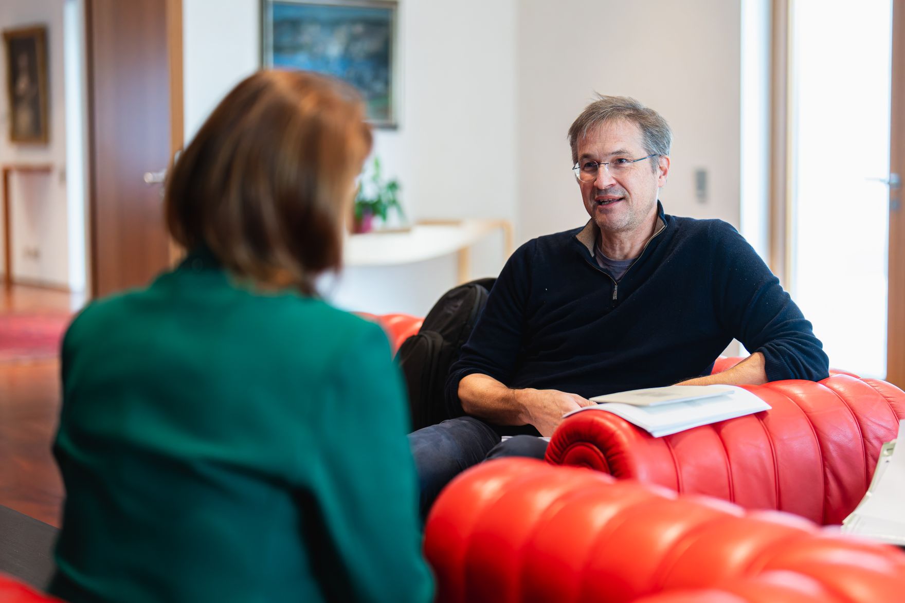 Am 14. Oktober 2024 nahm Bundesministerin Karoline Edtstadler (l.) am Westbalkan-Gipfel in Berlin teil. Im Bild im Anschluss beim Bilateralen Gespr&auml;ch mit Migrationsexperte Gerald Knaus (r.).