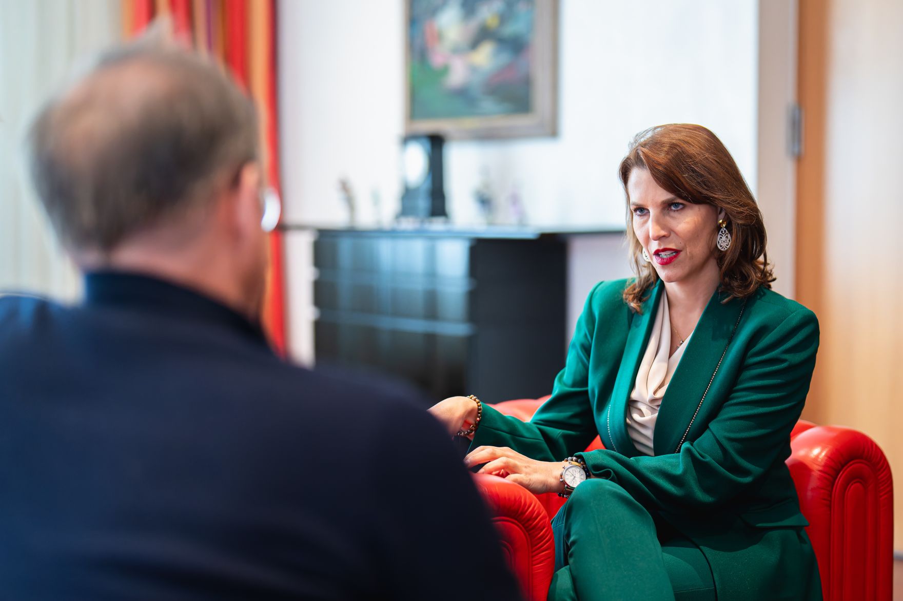 Am 14. Oktober 2024 nahm Bundesministerin Karoline Edtstadler (r.) am Westbalkan-Gipfel in Berlin teil. Im Bild im Anschluss beim Bilateralen Gespr&auml;ch mit Migrationsexperte Gerald Knaus (l.).