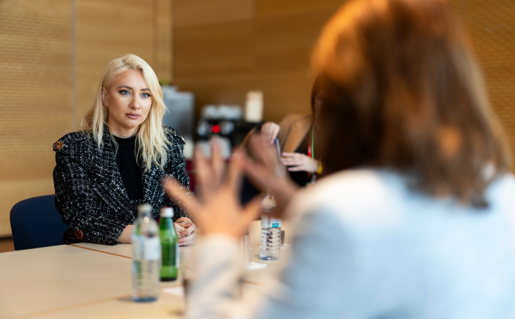Am 21. Oktober 2024 nahm Bundesministerin Karoline Edtstadler (r.) am Salzburg Summit teil.