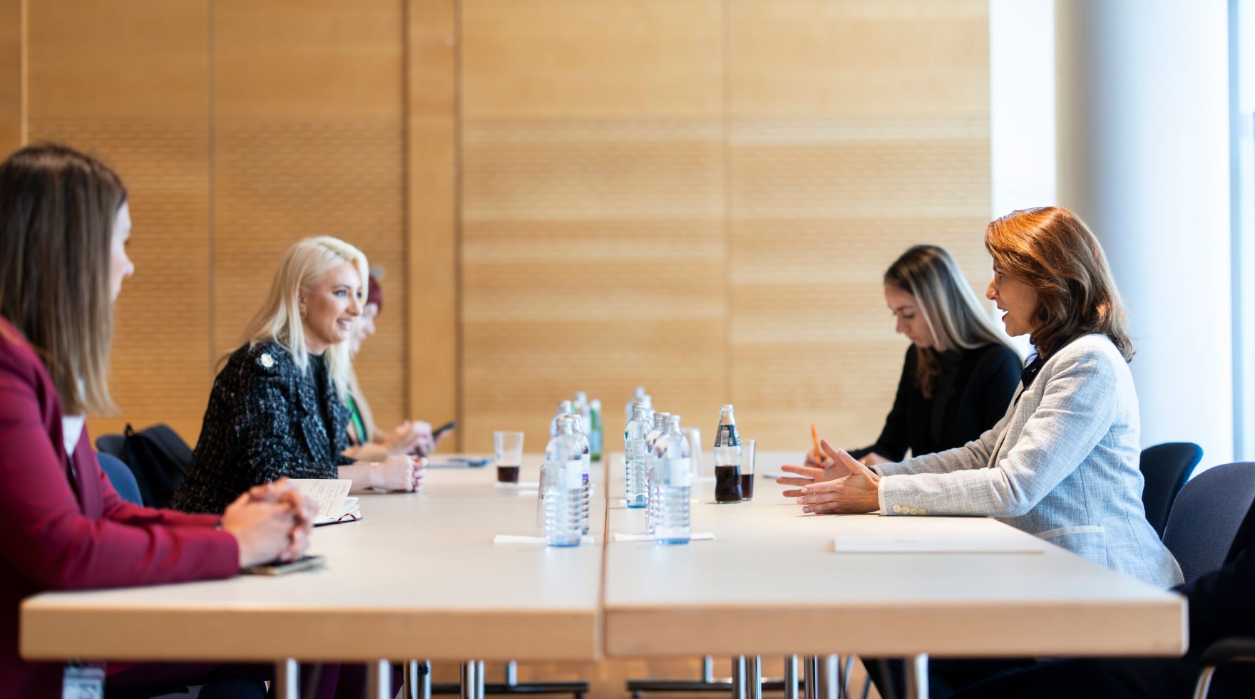 Am 21. Oktober 2024 nahm Bundesministerin Karoline Edtstadler (r.) am Salzburg Summit teil.