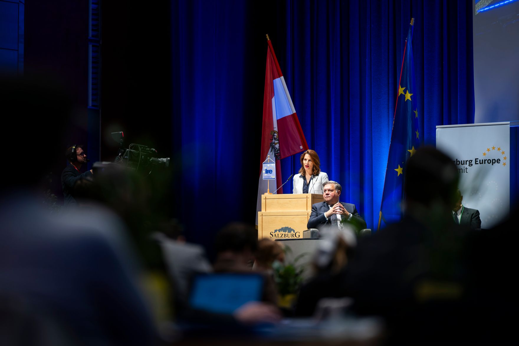 Am 21. Oktober 2024 nahm Bundesministerin Karoline Edtstadler (m.) am Salzburg Summit teil.