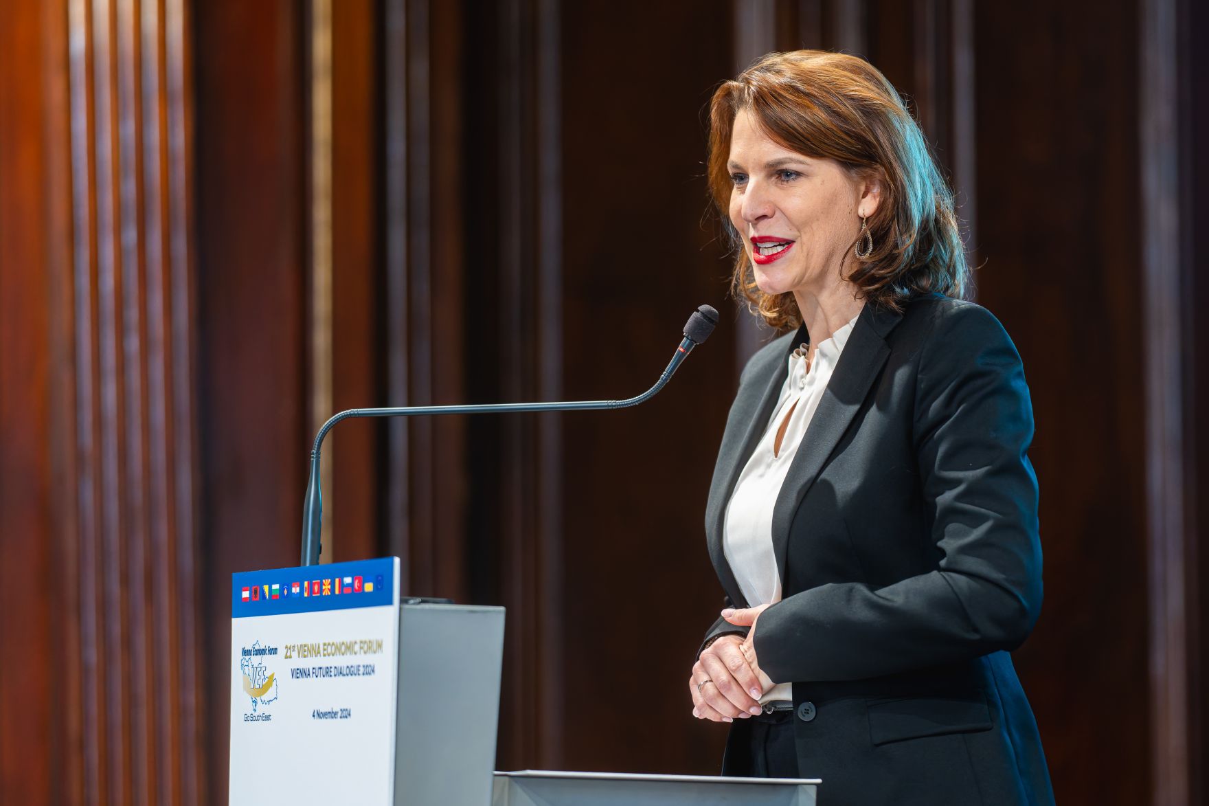 Am 4. November 2024 nahm Bundesministerin Karoline Edtstadler (im Bild) am 21. Vienna Economic Forum teil.