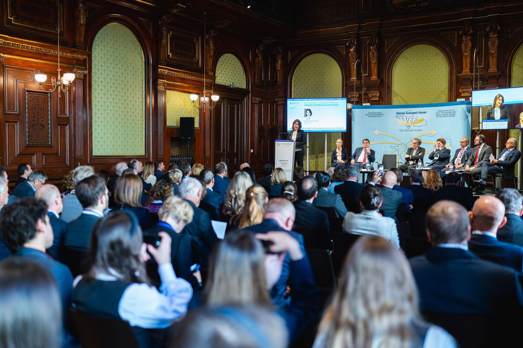 Am 4. November 2024 nahm Bundesministerin Karoline Edtstadler (m.)) am 21. Vienna Economic Forum teil.