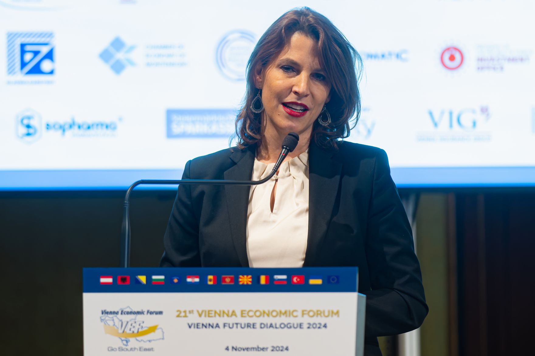 Am 4. November 2024 nahm Bundesministerin Karoline Edtstadler (im Bild) am 21. Vienna Economic Forum teil.