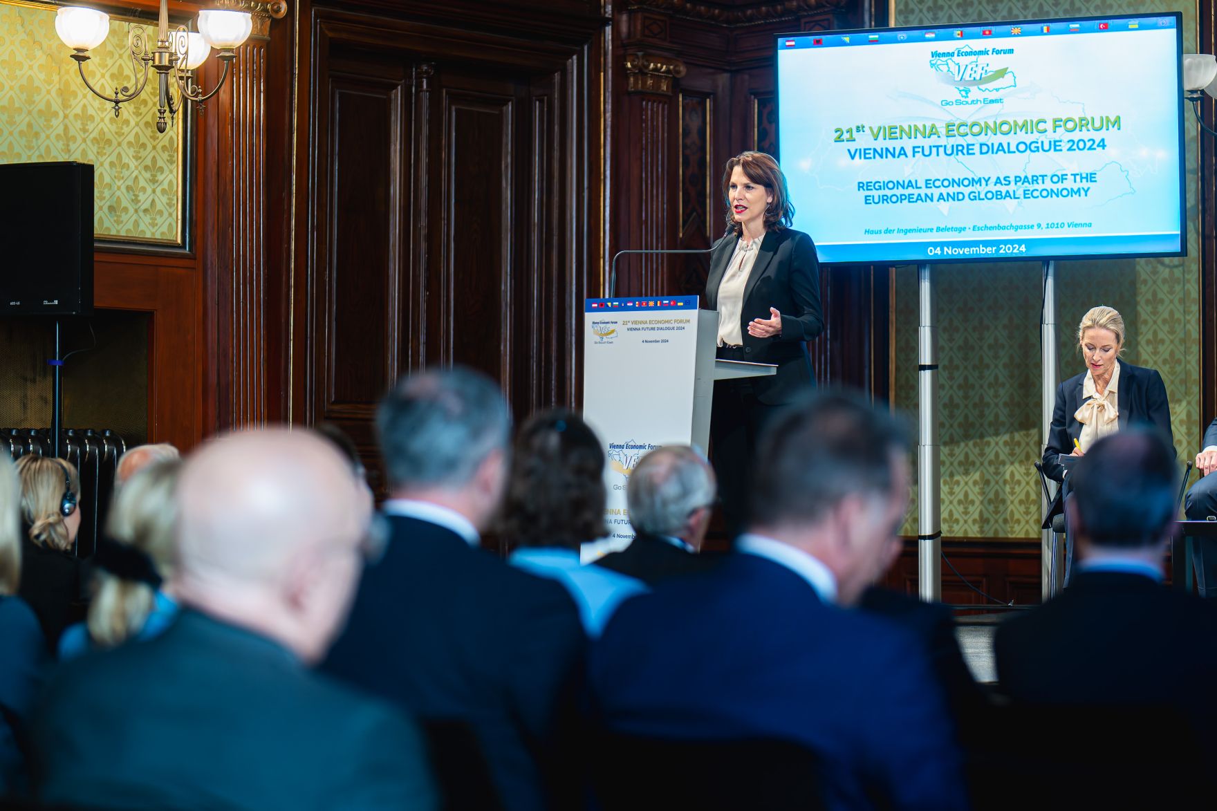 Am 4. November 2024 nahm Bundesministerin Karoline Edtstadler (m.r.) am 21. Vienna Economic Forum teil.