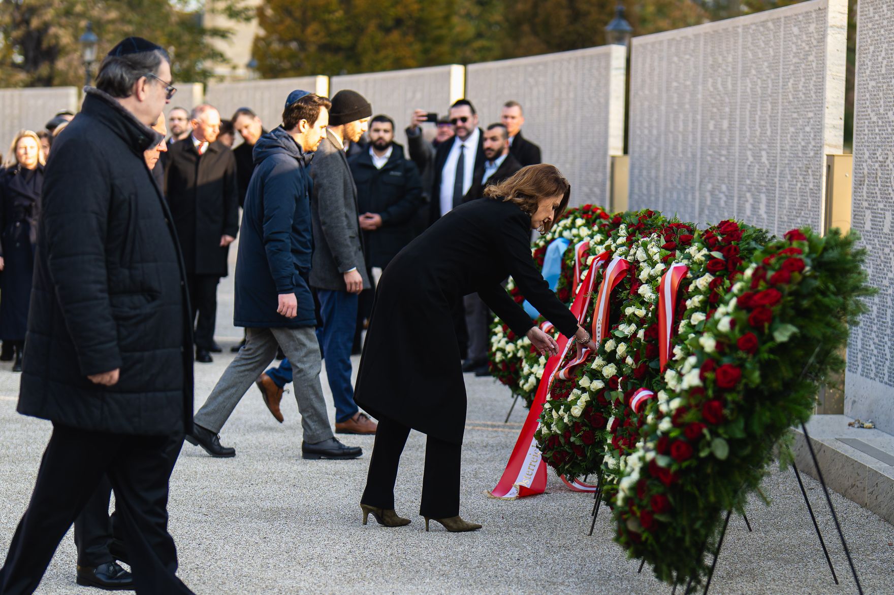 Am 8. November 2024 fand anl&auml;&szlig;lich der Novemberpogrome eine Kranzniederlegung bei der Namensmauer im Ostarrichipark statt.