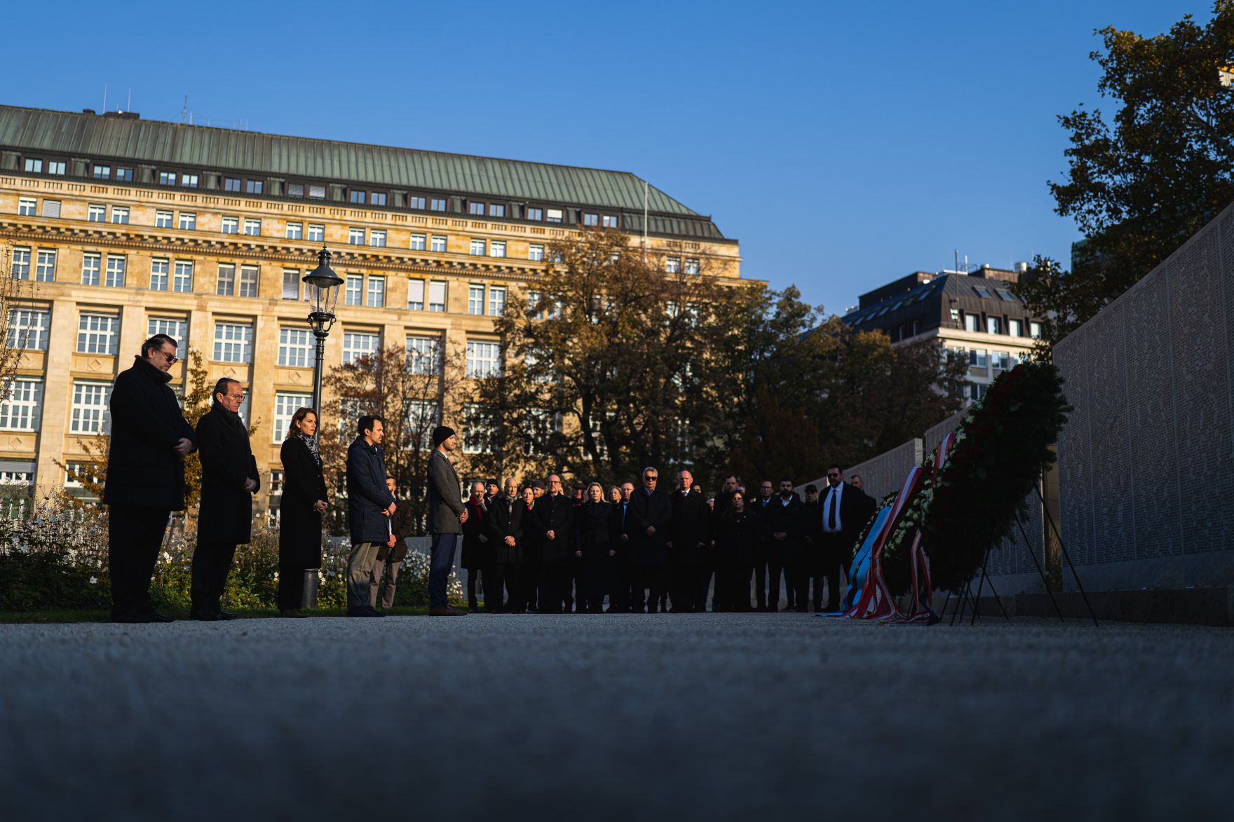 Am 8. November 2024 fand anl&auml;&szlig;lich der Novemberpogrome eine Kranzniederlegung bei der Namensmauer im Ostarrichipark statt.