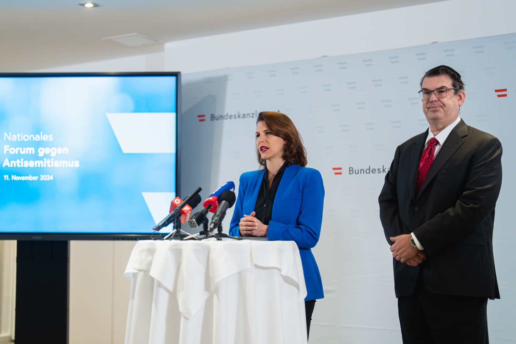 Am 11. November 2024 nahm Bundesministerin Karoline Edtstadler (m.) am dritten Nationalen Forum gegen Antisemitismus teil. Im Bild beim Doorstep mit Oskar Deutsch dem Pr&auml;sidenten der Israelitischen Kultusgemeinde Wien sowie des Bundesverbandes der Israelitischen Kultusgemeinden &Ouml;sterreichs.