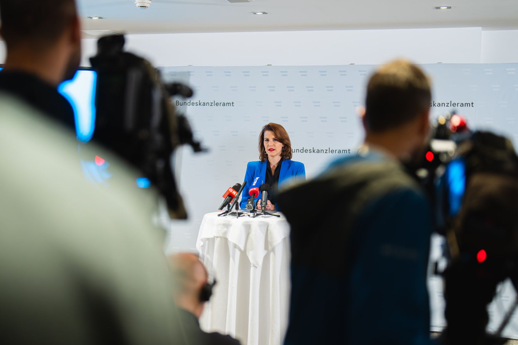 Am 11. November 2024 nahm Bundesministerin Karoline Edtstadler (m.) am dritten Nationalen Forum gegen Antisemitismus teil. Im Bild beim Doorstep.