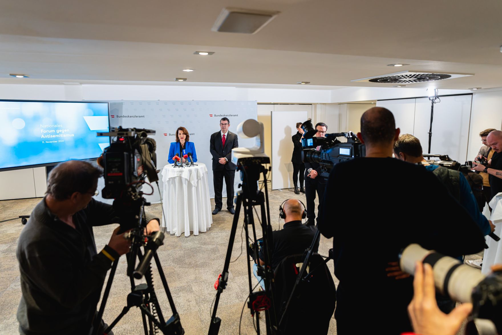 Am 11. November 2024 nahm Bundesministerin Karoline Edtstadler (m.l.) am dritten Nationalen Forum gegen Antisemitismus teil. Im Bild beim Doorstep mit Oskar Deutsch (m.r.) dem Pr&auml;sidenten der Israelitischen Kultusgemeinde Wien sowie des Bundesverbandes der Israelitischen Kultusgemeinden &Ouml;sterreichs.