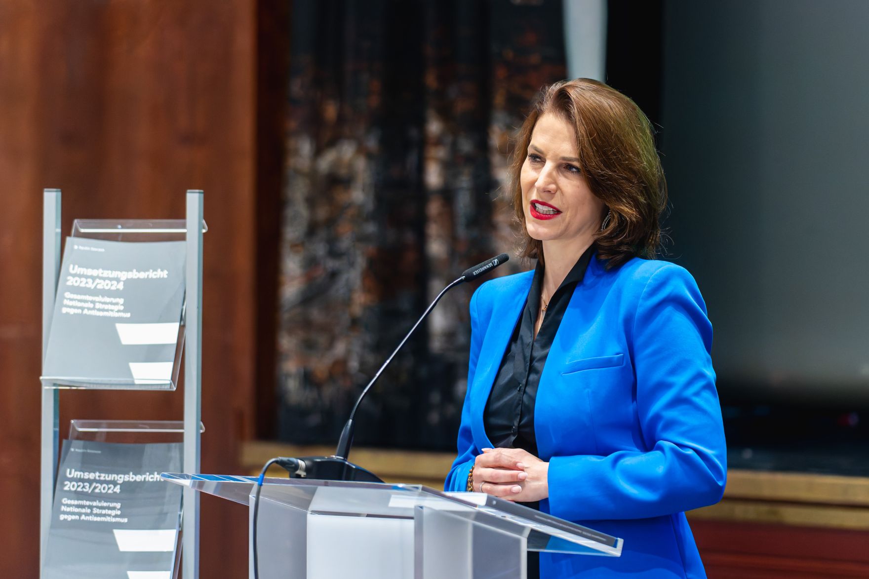 Am 11. November 2024 nahm Bundesministerin Karoline Edtstadler (im Bild) am dritten Nationalen Forum gegen Antisemitismus teil.