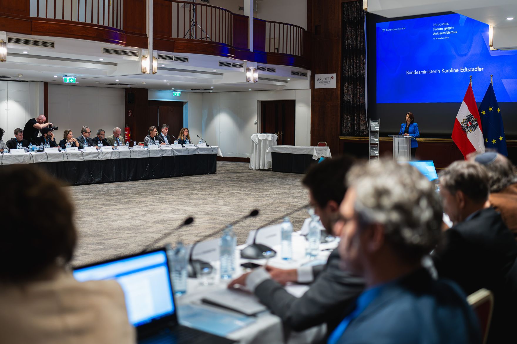 Am 11. November 2024 nahm Bundesministerin Karoline Edtstadler (r.) am dritten Nationalen Forum gegen Antisemitismus teil.