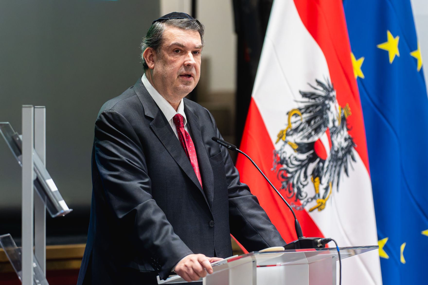 Am 11. November 2024 nahm Bundesministerin Karoline Edtstadler am dritten Nationalen Forum gegen Antisemitismus teil. Im Bild beim Doorstep mit Oskar Deutsch (im Bild) dem Pr&auml;sidenten der Israelitischen Kultusgemeinde Wien sowie des Bundesverbandes der Israelitischen Kultusgemeinden &Ouml;sterreichs.