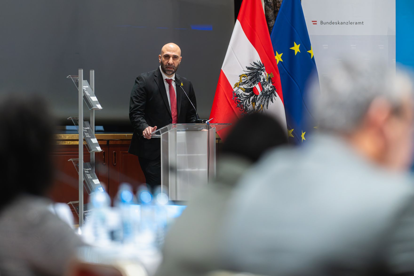Am 11. November 2024 nahm Bundesministerin Karoline Edtstadler am dritten Nationalen Forum gegen Antisemitismus teil. Im Bild Ahmad Mansour.
