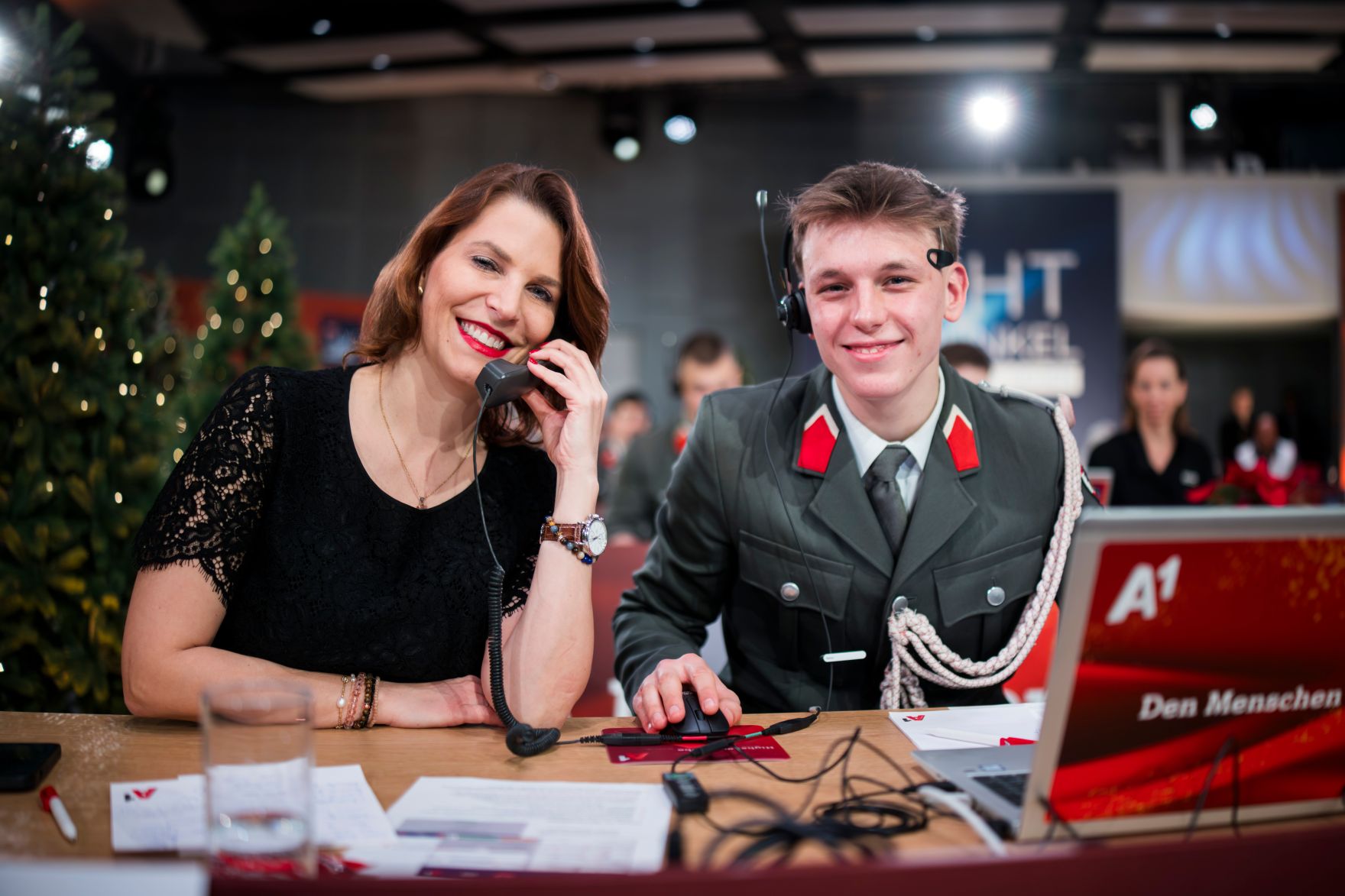 Am 24. Dezember 2024 nahm Bundesministerin Karoline Edtstadler (l.) an der Licht ins Dunkel Spendenaktion teil.