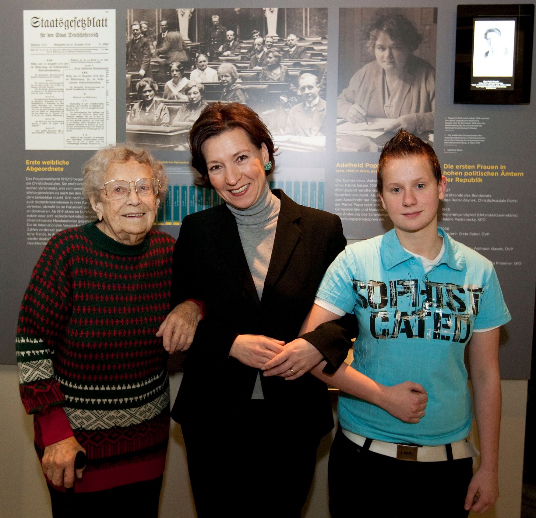 Anl&auml;sslich des 90-j&auml;hrigen Jubil&auml;ums des Frauenwahlrechts in &Ouml;sterreich, besuchte Bundesministerin Gabriele Heinisch-Hosek am 17. Dezember 2008 die &quot;Republik Ausstellung 1918|2008&quot; im Parlament. Im Bild die Bundesministerin (m.) mit Besucherinnen der Ausstellung.