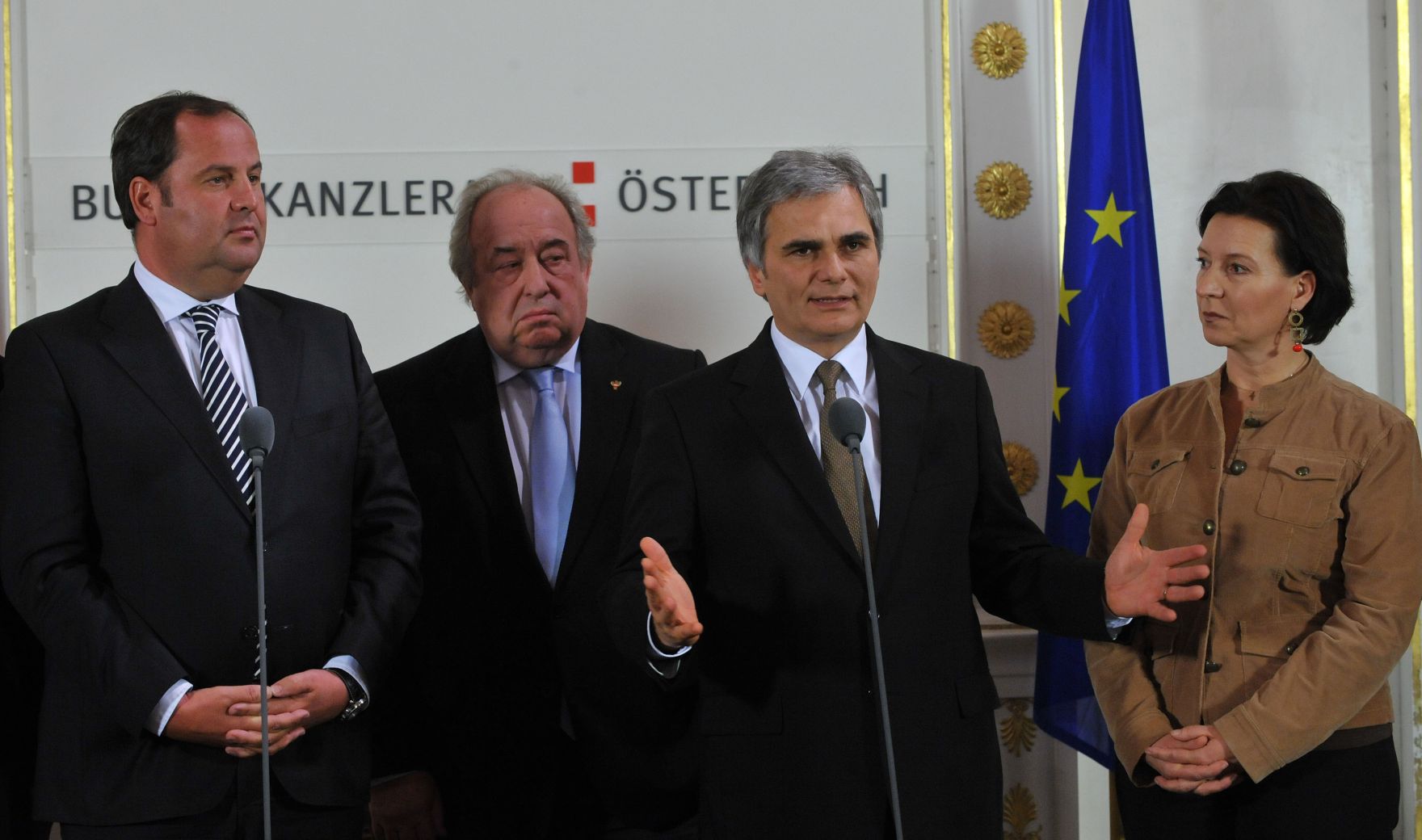 Mittwoch, den 9. Dezember 2009 fand im Bundeskanzleramt in Wien die 8. und letzte Verhandlungsrunde &uuml;ber die Er&ouml;hung der Beamtengeh&auml;lter f&uuml;r 2010 zwischen Bundesregierung unter Leitung des Bundeskanzlers und den Spitzen der Beamtengewerkschaft, bei der eine Einigung &uuml;ber eine Erh&ouml;hung von 0.9 Prozent vereinbart wurde, statt. Im Bild (v.L.n.R.) Finanzminister Josef Pr&ouml;ll, Vorsitzender des &Ouml;sterreichischen Gewerkschaftsbunds (G&Ouml;D) Fritz Neugebauer, Bundeskanzler Werner Faymann, Bundesministerin f&uuml;r Frauenangelegenheiten und &Ouml;ffentlichen Dienst Gabriele Heinisch-Hosek.