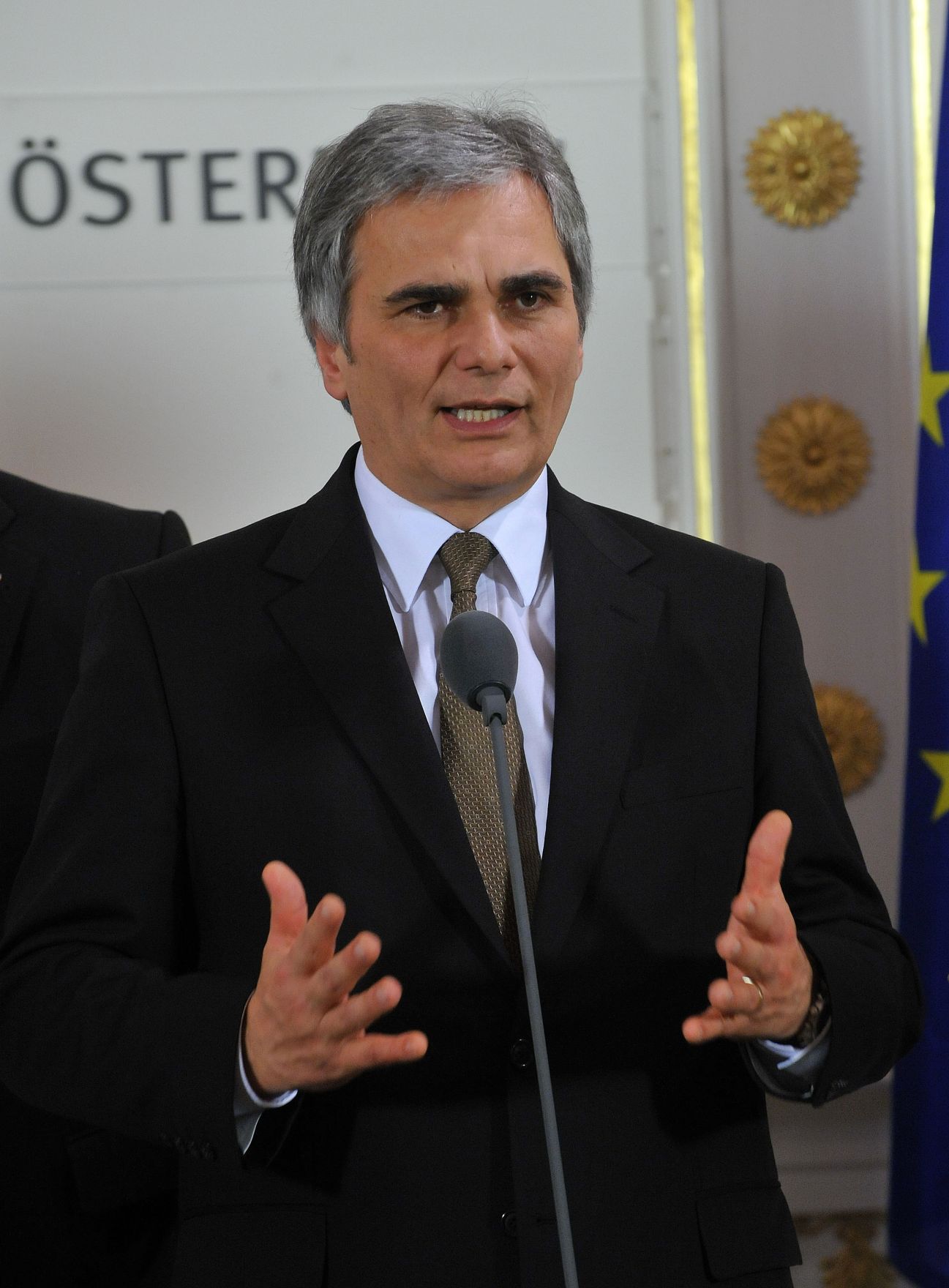 Mittwoch, den 9. Dezember 2009 fand im Bundeskanzleramt in Wien die 8. und letzte Verhandlungsrunde &uuml;ber die Er&ouml;hung der Beamtengeh&auml;lter f&uuml;r 2010 zwischen Bundesregierung unter Leitung von Bundeskanzler Werner Faymann (im Bild) und den Spitzen der Beamtengewerkschaft, bei der eine Einigung &uuml;ber eine Erh&ouml;hung von 0.9 Prozent vereinbart wurde, statt.