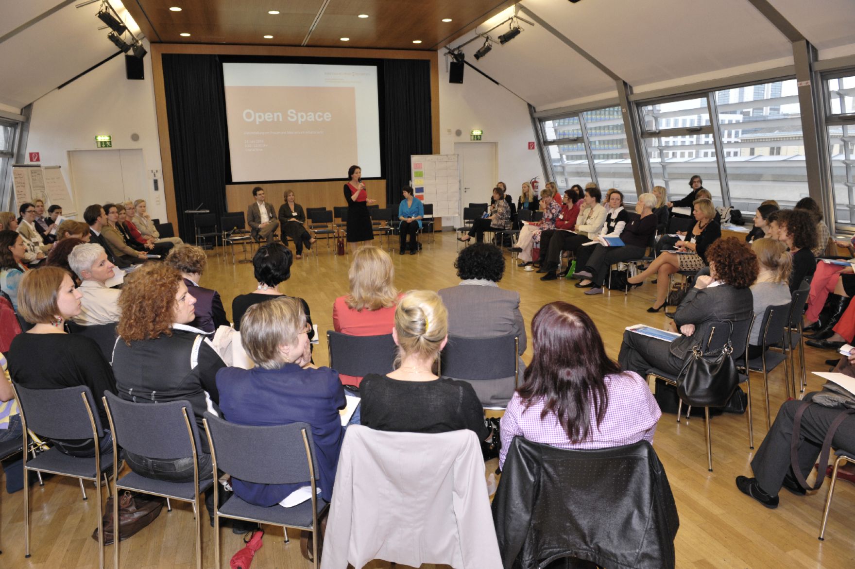 Am 24. Juni 2009 er&ouml;ffnete Frauenministerin Gabriele Heinisch-Hosek den Open Space &quot;Gleichstellung von Frauen und M&auml;nnern am Arbeitsmarkt&quot; in der Wiener Urania.