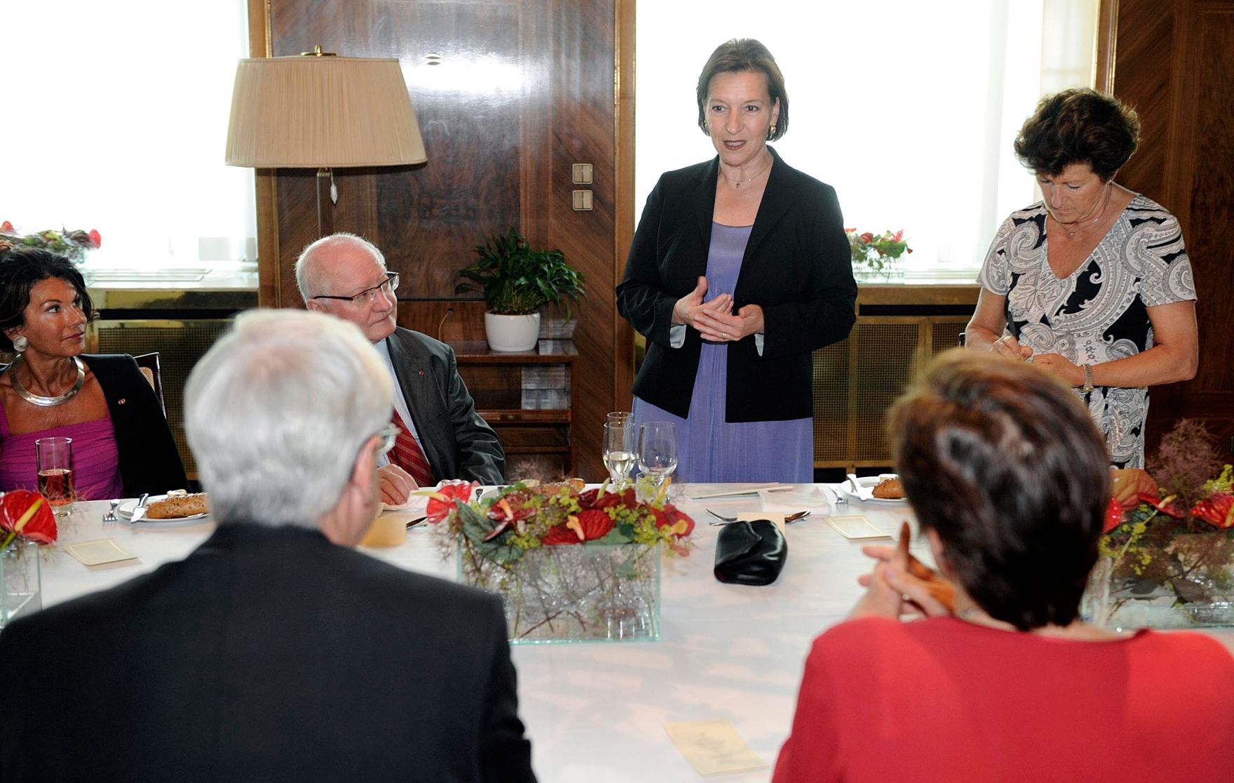 Bundesministerin f&uuml;r Frauenangelegenheiten und &Ouml;ffentlichen Dienst Gabriele Heinisch-Hosek (m.) empf&auml;ngt Delegation des Europ&auml;ischen Gerichtshofes. Vizepr&auml;sidentin des Verfassungsgerichtshofes Brigitte Bierlein, Pr&auml;sident des Europ&auml;ischen Gerichtshofes f&uuml;r Menschenrechte Jean-Pau Costa (r.).