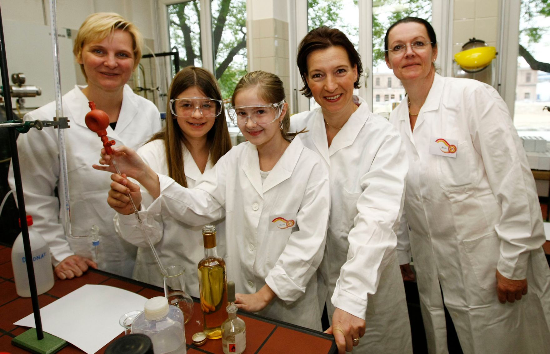 Anl&auml;sslich des &quot;Girls' Day 2009&quot; besuchte die Bundesministerin f&uuml;r Frauenangelegenheiten und &ouml;ffentlichen Dienst das Labor der Wiener Lebensmitteluntersuchungsanstalt. Im Bild Frauenministerin Gabriele Heinisch-Hosek (2.v.r.), Wiener Frauenstadtr&auml;tin Sandra Frauenberger (l.) gemeinsam mit Teilnehmerinnen des Wiener T&ouml;chtertags.
