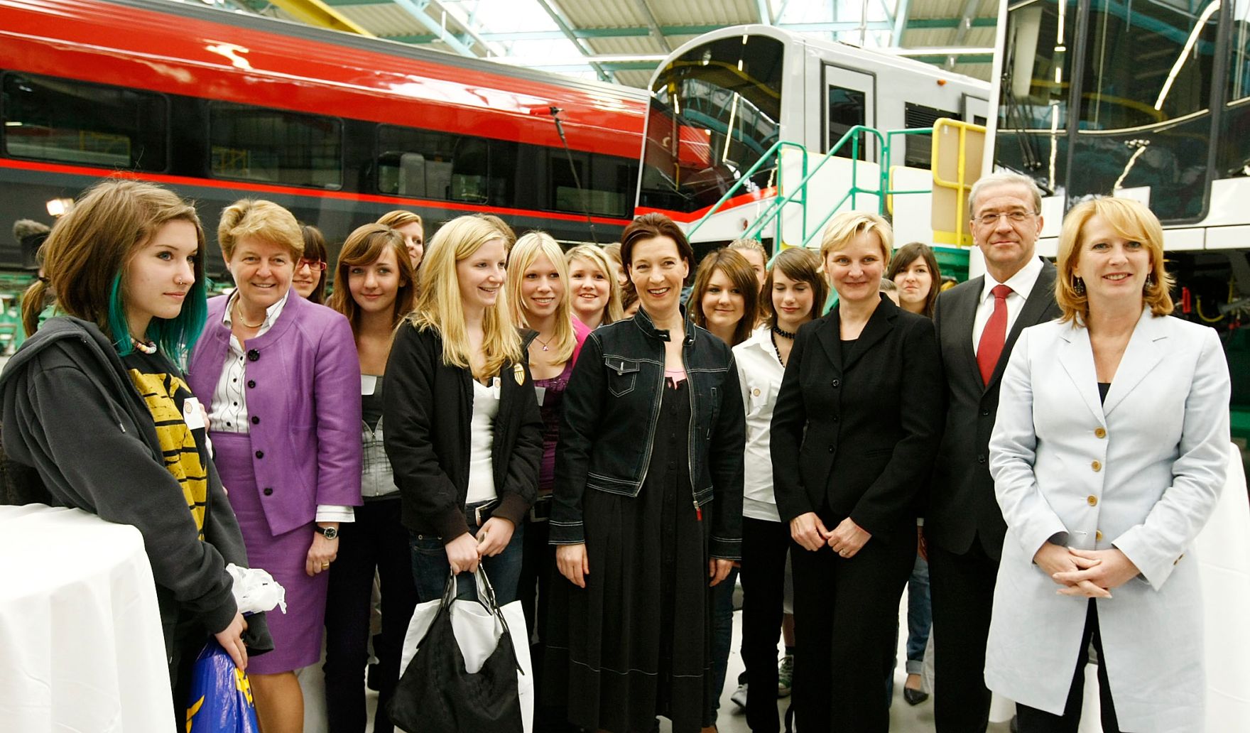 Anl&auml;sslich des "Girls' Day 2009" besuchte die Bundesministerin f&uuml;r Frauenangelegenheiten und &ouml;ffentlichen Dienst die Siemens Transportation Systems. Im Bild Frauenministerin Gabriele Heinisch-Hosek (Bildmitte), Wiener Frauenstadtr&auml;tin Sandra Frauenberger (2.v.r.), Verkehrsministerin Doris Bures (r.) und Siemens-Chefin Brigitte Ederer (2.v.r.) gemeinsam mit Teilnehmerinnen des Wiener T&ouml;chtertags.