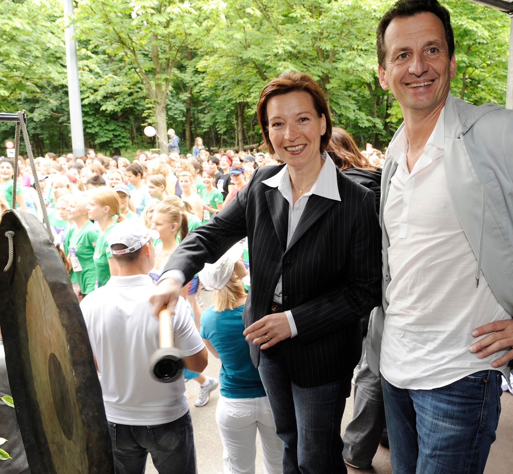 Bundesministerin f&uuml;r Frauenangelegenheiten und &Ouml;ffentlichen Dienst Gabriele Heinisch-Hosek (l.) beim &Ouml;sterreichischen Frauenlauf 2009 im Wiener Prater.