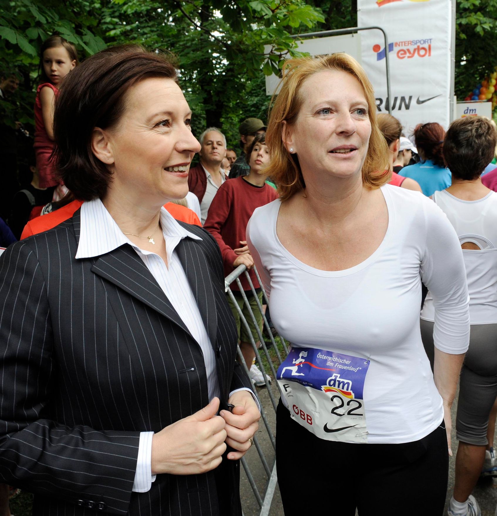 Bundesministerin f&uuml;r Frauenangelegenheiten und &Ouml;ffentlichen Dienst Gabriele Heinisch-Hosek (l.) beim &Ouml;sterreichischen Frauenlauf 2009 im Wiener Prater. Bundesministerin f&uuml;r Verkehr, Innovation und Technologie Doris Bures (r.).