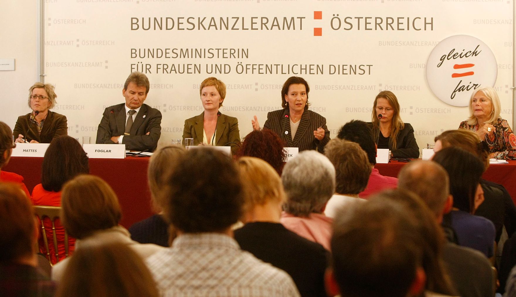 Am 28. September 2009 lud Bundesministerin f&uuml;r Frauenangelegenheiten und &Ouml;ffentlichen Dienst Gabriele Heinisch-Hosek zur Podiumsdiskussion &quot;Equal Pay Day&quot; ins Palais Dietrichstein. Im Bild (v.l. n.r.) Elisabeth Mattes, Erich Foglar, Barbara Toth, Gabriele Heinisch-Hosek, Beatrix Karl, Elfriede Hammerl.