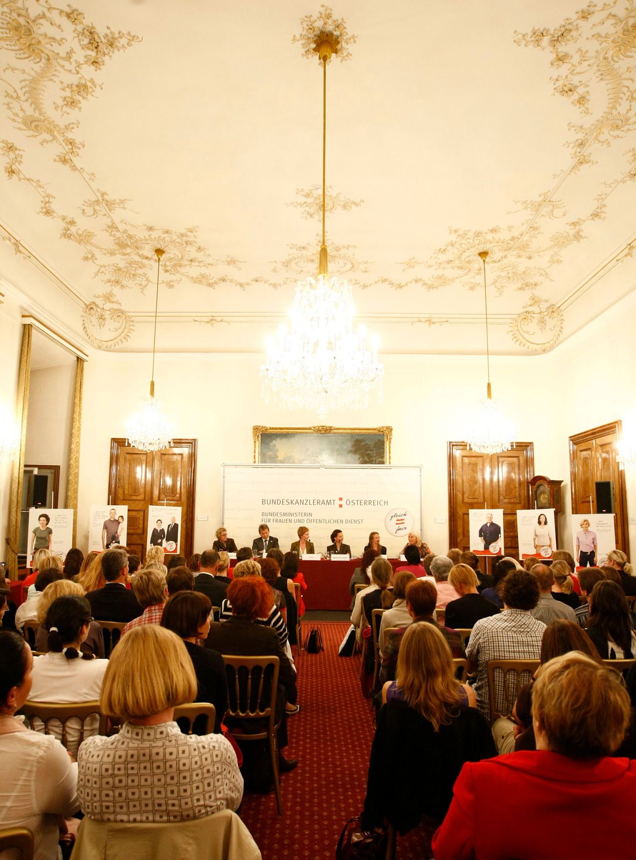 Am 28. September 2009 lud Bundesministerin f&uuml;r Frauenangelegenheiten und &Ouml;ffentlichen Dienst Gabriele Heinisch-Hosek zur Podiumsdiskussion &quot;Equal Pay Day&quot; ins Palais Dietrichstein.