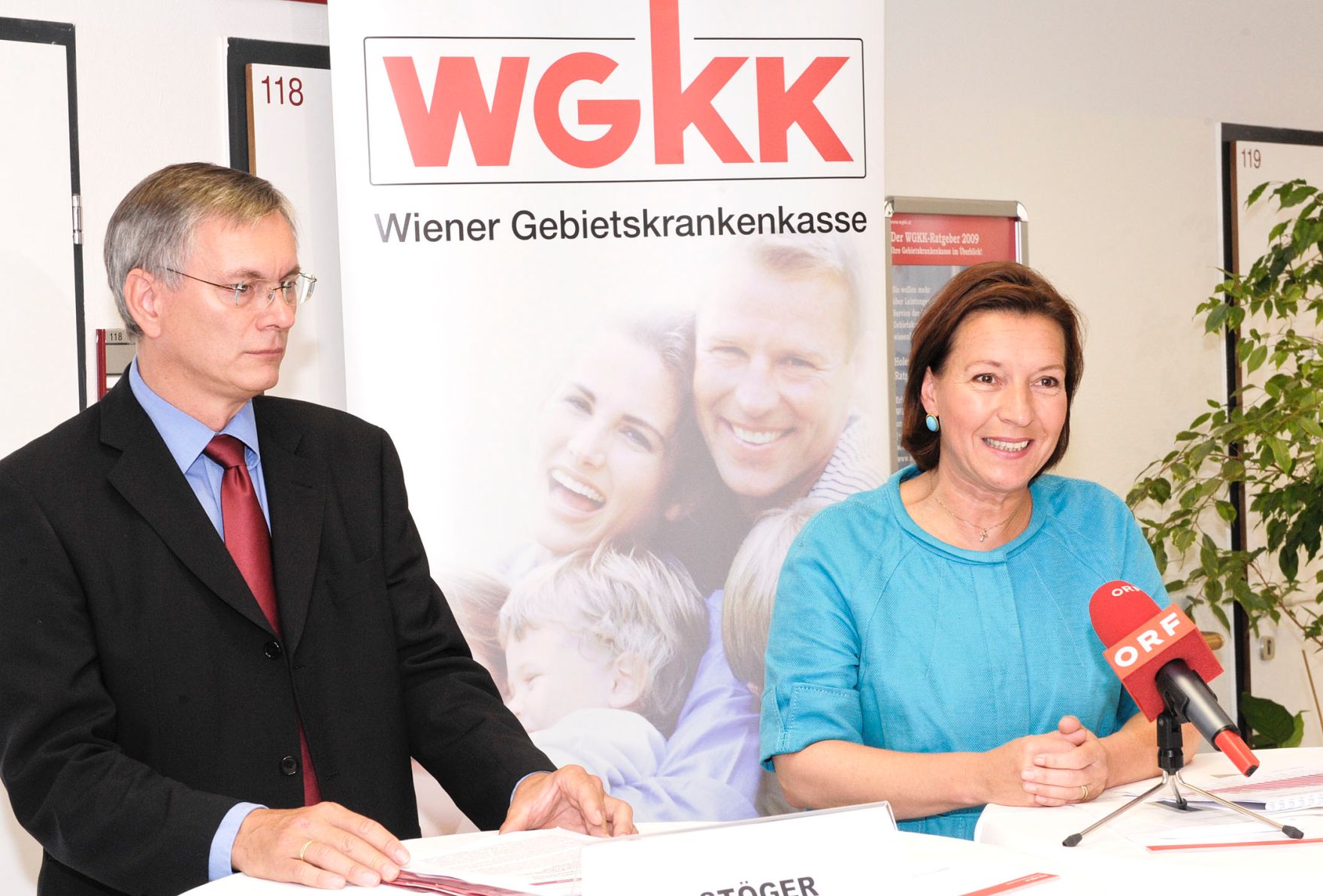 Bundesministerin f&uuml;r Frauenangelegenheiten und &Ouml;ffentlichen Dienst Gabriele Heinisch-Hosek (r.) und Bundesminister f&uuml;r Gesundheit Alois St&ouml;ger (l.) bei dem Pressegespr&auml;ch zum Thema Gyn&auml;kologie.