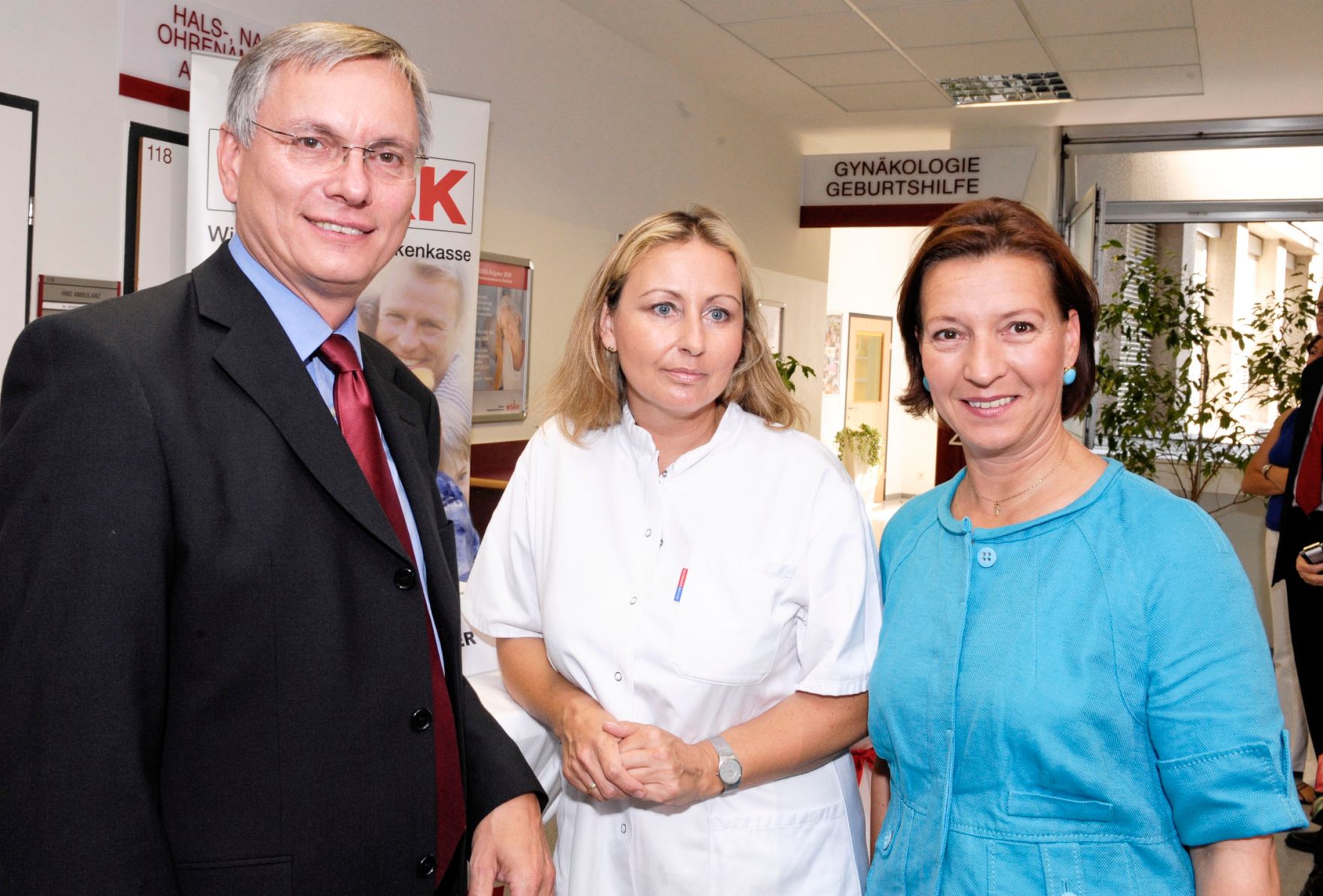 Bundesministerin f&uuml;r Frauenangelegenheiten und &Ouml;ffentlichen Dienst Gabriele Heinisch-Hosek (r.), Claudia Linemayr-Wagner (m.) und Bundesminister f&uuml;r Gesundheit Alois St&ouml;ger (l.) bei dem Pressegespr&auml;ch zum Thema Gyn&auml;kologie.