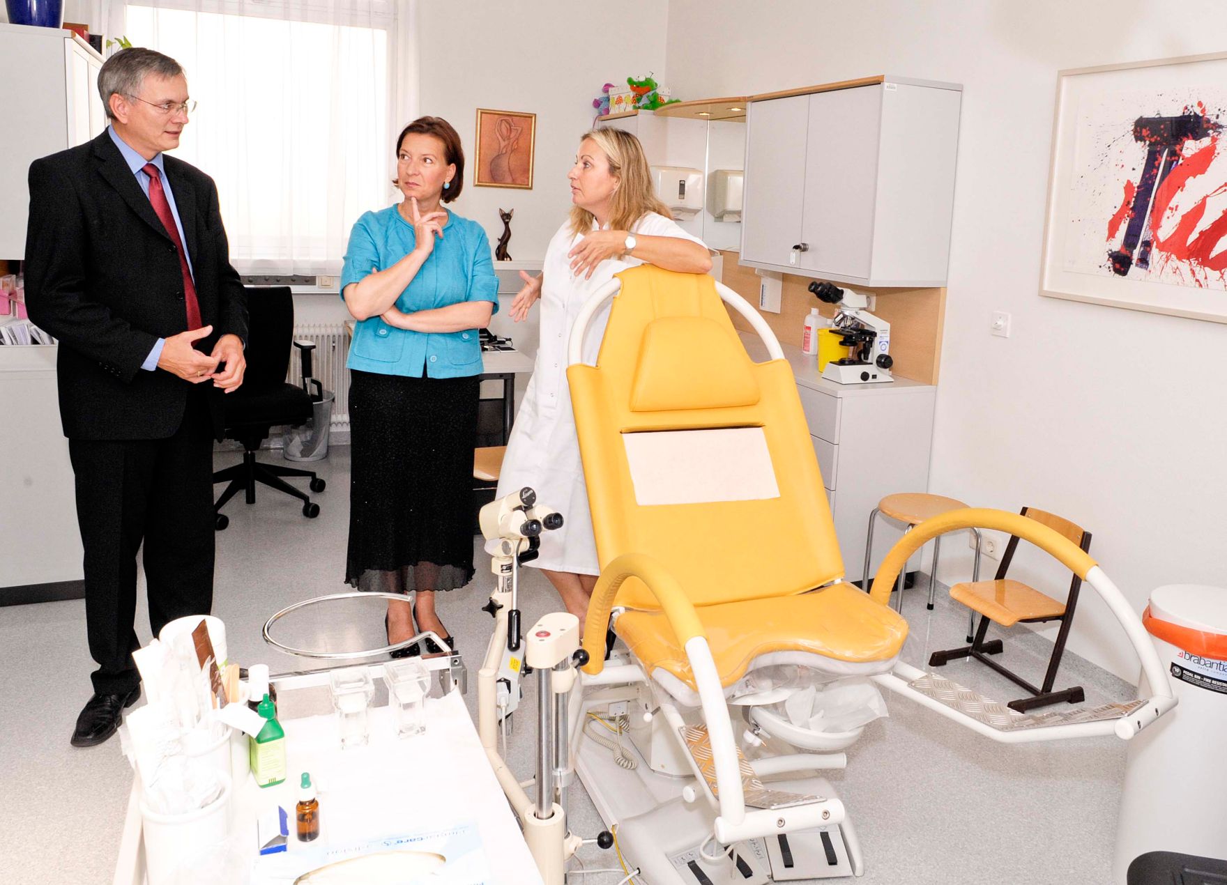 Bundesministerin f&uuml;r Frauenangelegenheiten und &Ouml;ffentlichen Dienst Gabriele Heinisch-Hosek (m.), Claudia Linemayr-Wagner (r.) und Bundesminister f&uuml;r Gesundheit Alois St&ouml;ger (l.) bei dem Pressegespr&auml;ch zum Thema Gyn&auml;kologie.