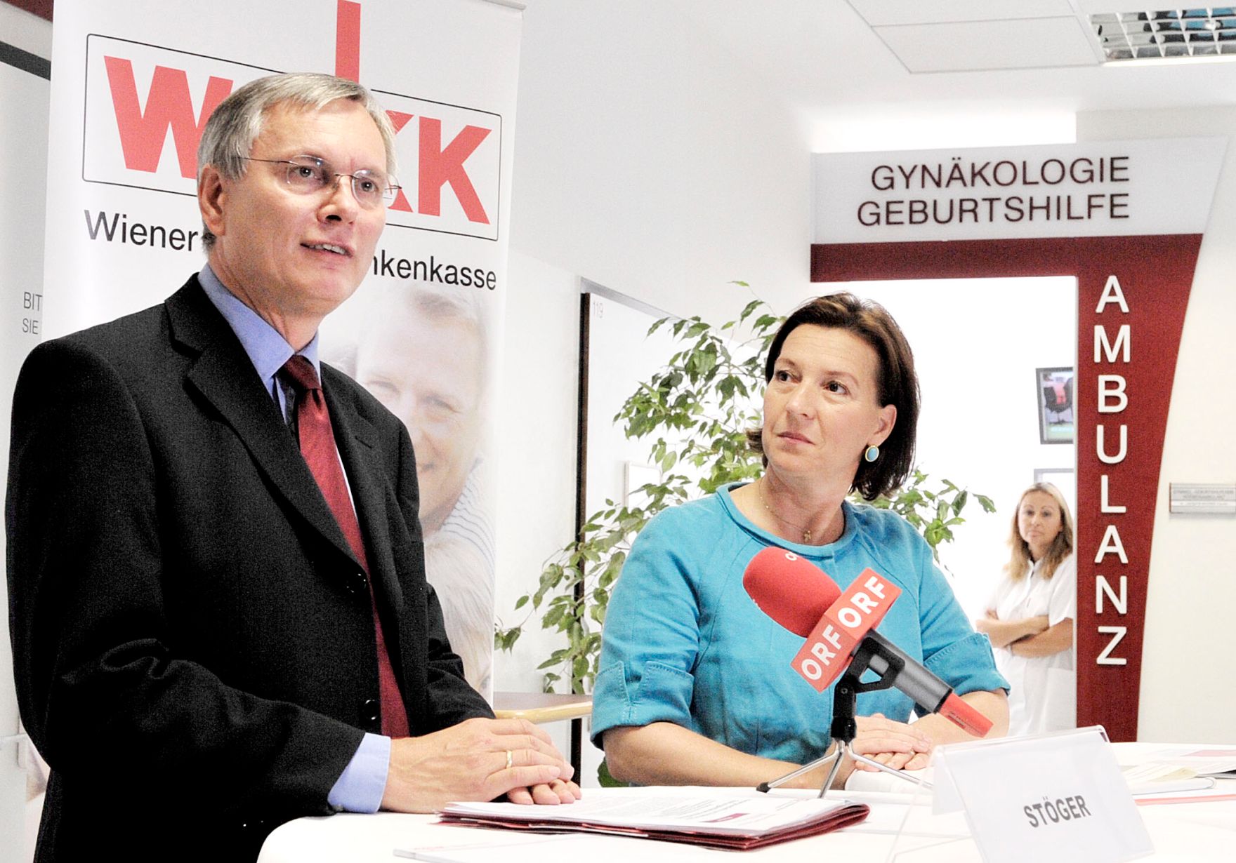 Bundesministerin f&uuml;r Frauenangelegenheiten und &Ouml;ffentlichen Dienst Gabriele Heinisch-Hosek (r.) und Bundesminister f&uuml;r Gesundheit Alois St&ouml;ger (l.) bei dem Pressegespr&auml;ch zum Thema Gyn&auml;kologie.
